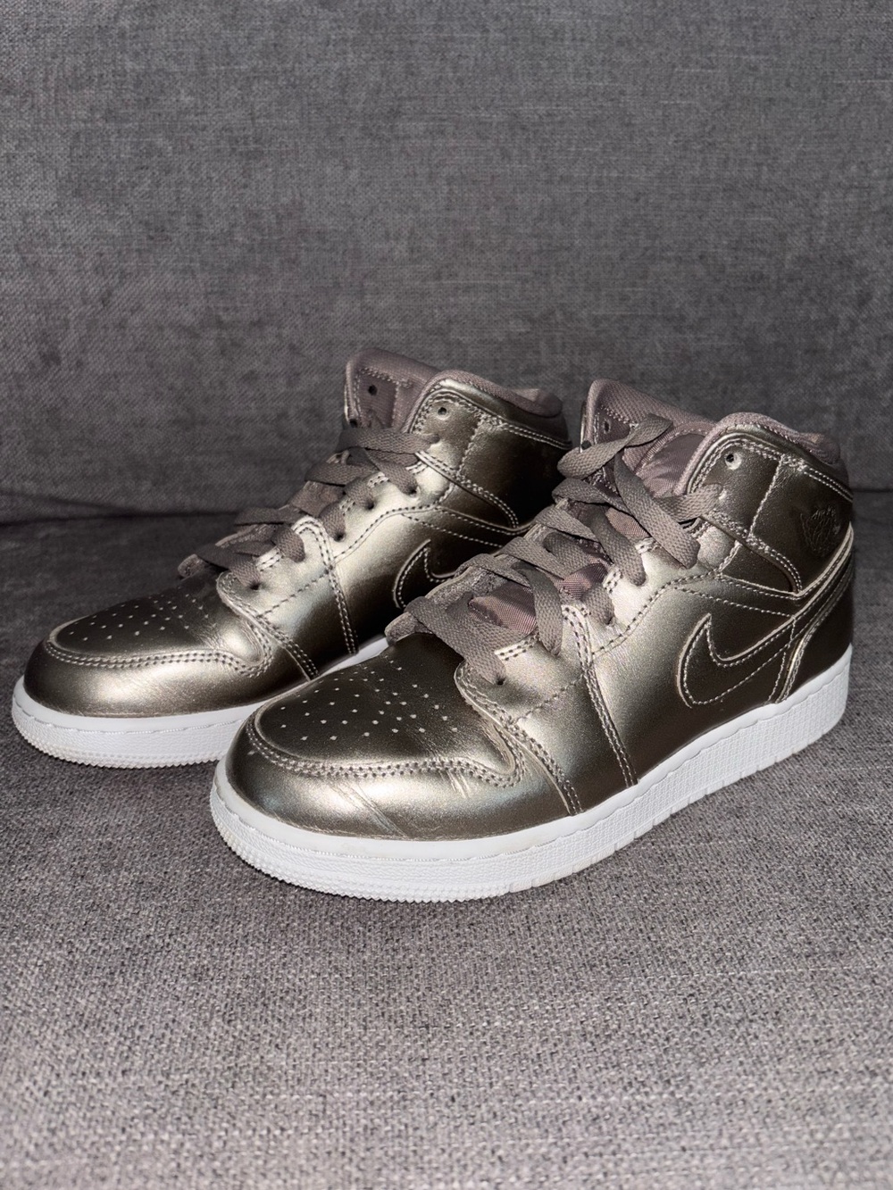 🤘Nike Air Jordan 1 Mid SE "Sepia Stone" sneakers in a metallic bronze